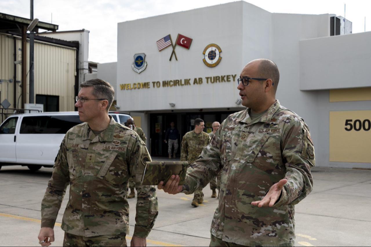 Maj. Gen. John Klein, U.S. Air Force Expeditionary Center commander, left, speaks with Senior Master Sgt. Adrian E. Holguin, 728th Air Mobility Squadron aerial port superintendent, at Incirlik Air Base, Türkiye, on Feb. 25, 2023. (Photo via U.S. Air Force)