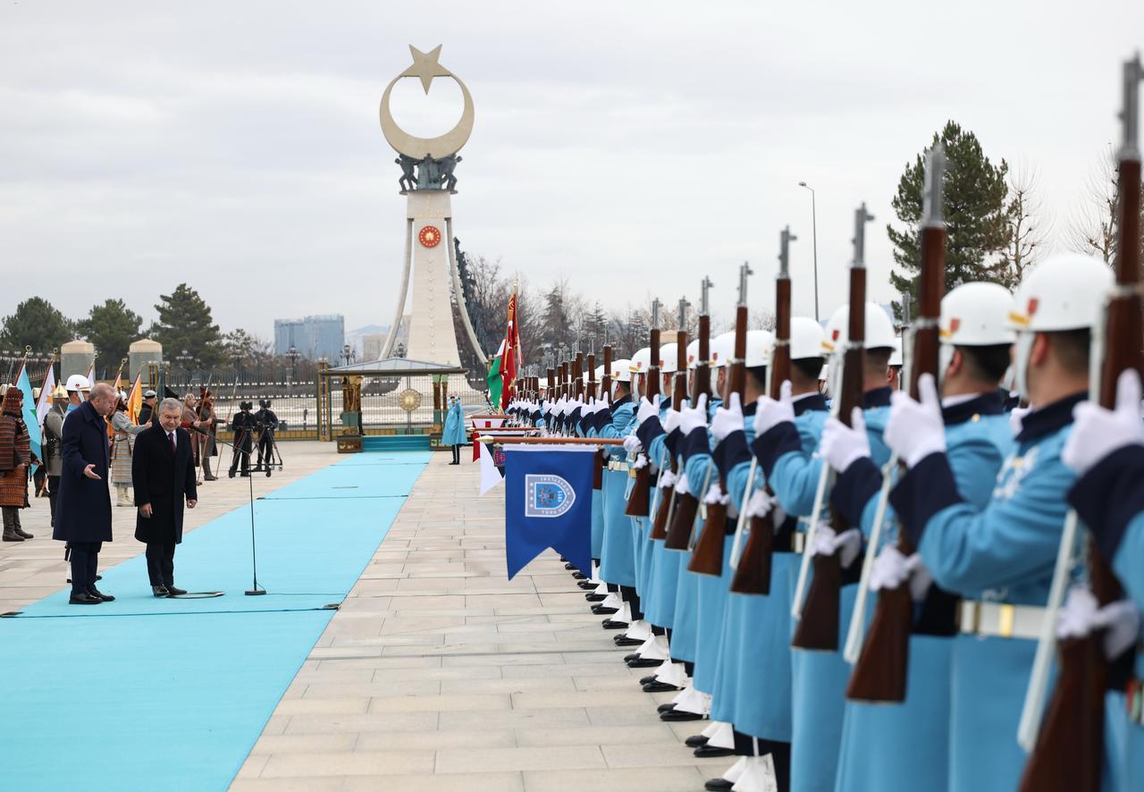 President Recep Tayyip Erdogan (L) welcomes Uzbek President Shavkat Mirziyoyev (2nd L) with an official ceremony at the Presidential Complex in Ankara, Türkiye, on Jan. 29, 2026. ( TUR Presidency/Murat Cetinmuhurdar - Anadolu Agency )