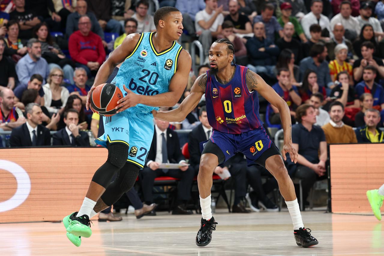 Fenerbahce Beko defeats Barcelona 82-78 to maintain EuroLeague lead