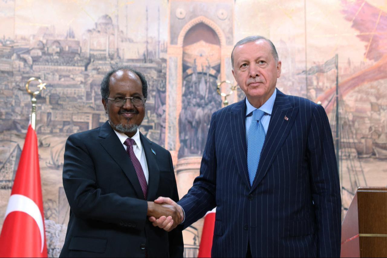 Turkish President Recep Tayyip Erdogan (R) and Somalian President Hassan Sheikh Mohamud (L) shaking hands during press conference in Istanbul, Türkiye on Dec. 30, 2025. (Turkish Presidency/AFP Photo)