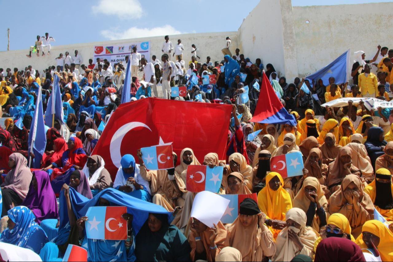 After Somali President Hassan Sheikh Mohamud announced the signing of a defense and economic pact with Türkiye, Somalis attending the celebration ceremony in the capital Mogadishu enthusiastically waved both Turkish and Somali flags, Mogadishu, Somalia, on Feb. 24, 2024. (AA Photo)