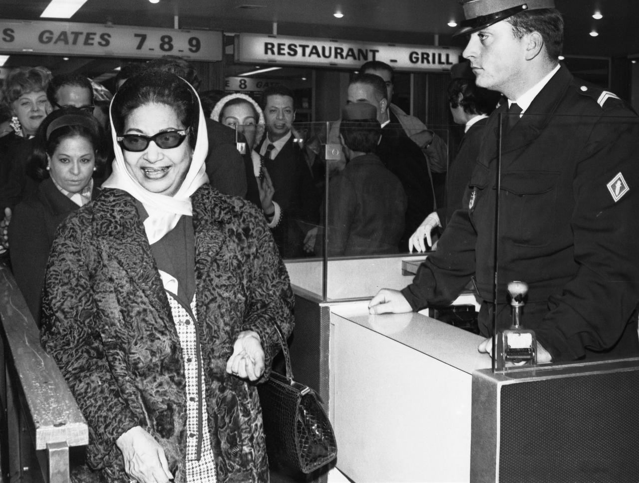 Famed Arab singer Umm Kulthum, 63 year-old, arrives at Le Bourget airport in Paris, France, Nov. 10 1967. (AFP Photo)