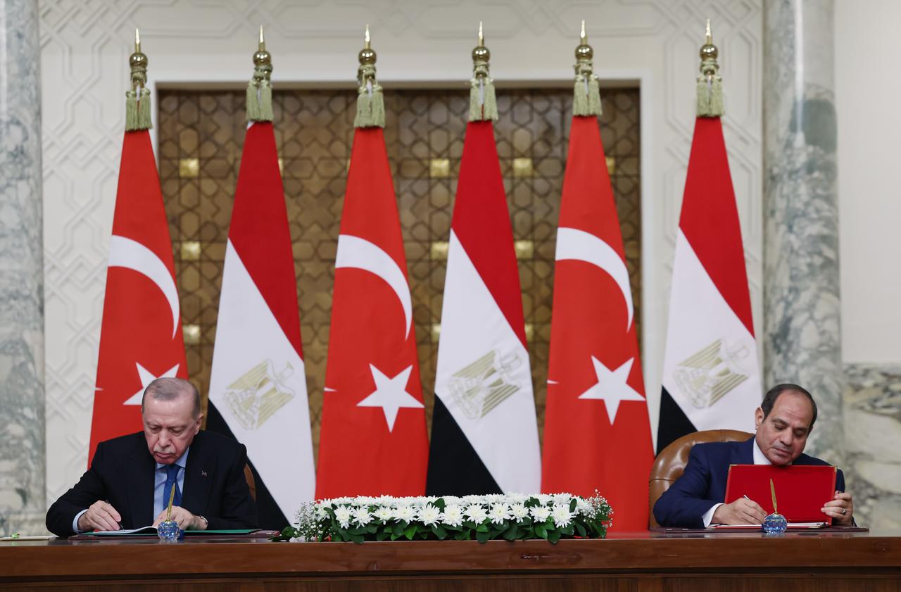 Turkish President Recep Tayyip Erdogan and Egyptian President Abdel Fattah el-Sisi attend the signing ceremony for the agreements following their meeting in Cairo, Egypt, on February 4, 2026. ( AA Photo )