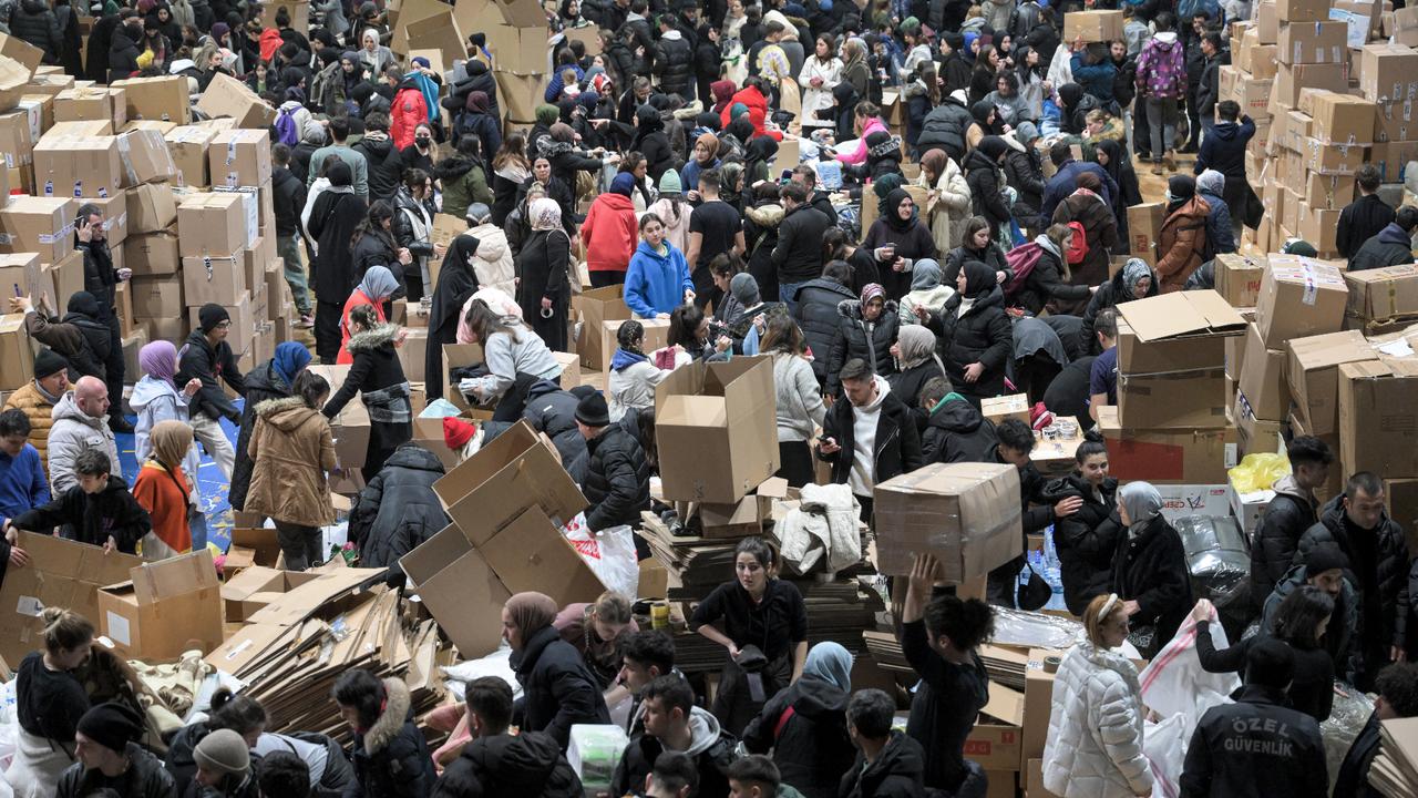 Citizens gather to collect aid for quake-hit regions, Istanbul, Türkiye, February 7, 2023. (AA Photo)