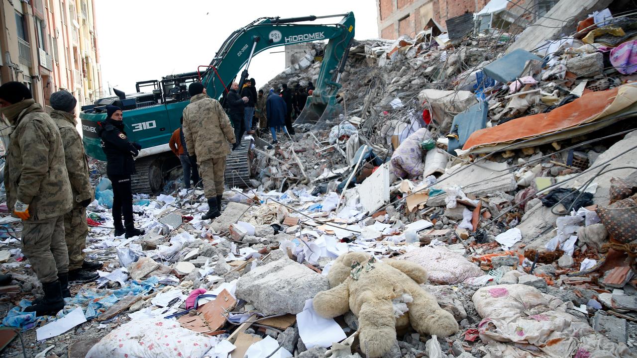 Search and rescue effort continue after 7.7 and 7.6 magnitude the earthquakes hit Malatya, Türkiye, February 7, 2023. (AA Photo)