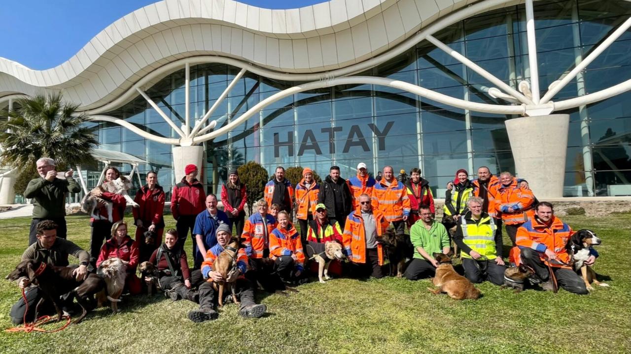 Dutch and Turkish rescue teams pose in front of the airport before returning, Hatay, Türkiye, February 2023. (Courtesy of SAR)