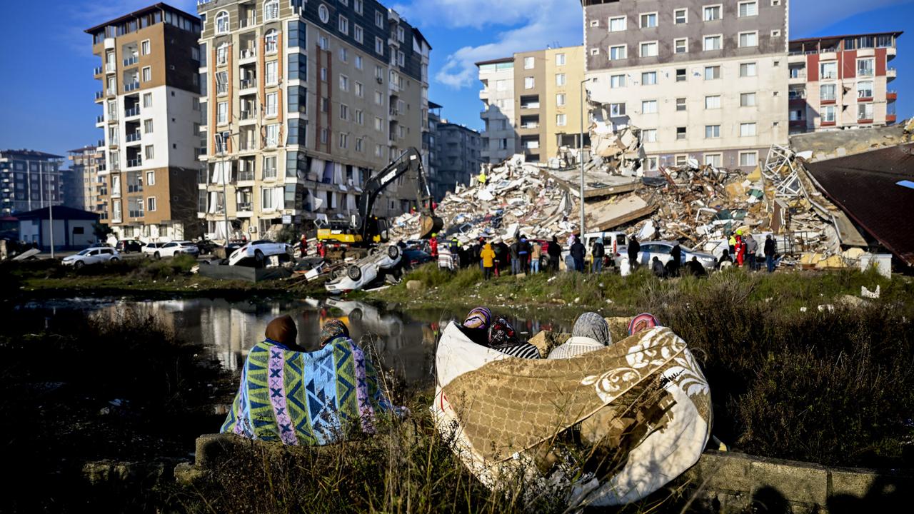 Women sit outside in Hatay while the search and rescue team continue their work, Türkiye, February 7, 2023. (AA Photo)