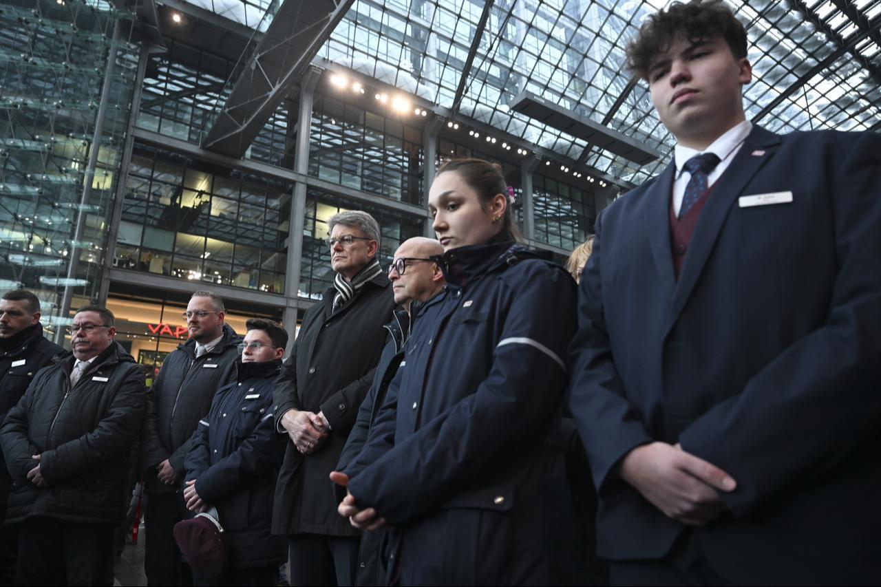 German Transport Minister Patrick Schnieder (C) and railway employees attend a moment of silence held at Berlin Central Station in memory of 36-year-old Turkish train conductor Serkan C. in Germany, on February 4, 2026. (AA Photo)