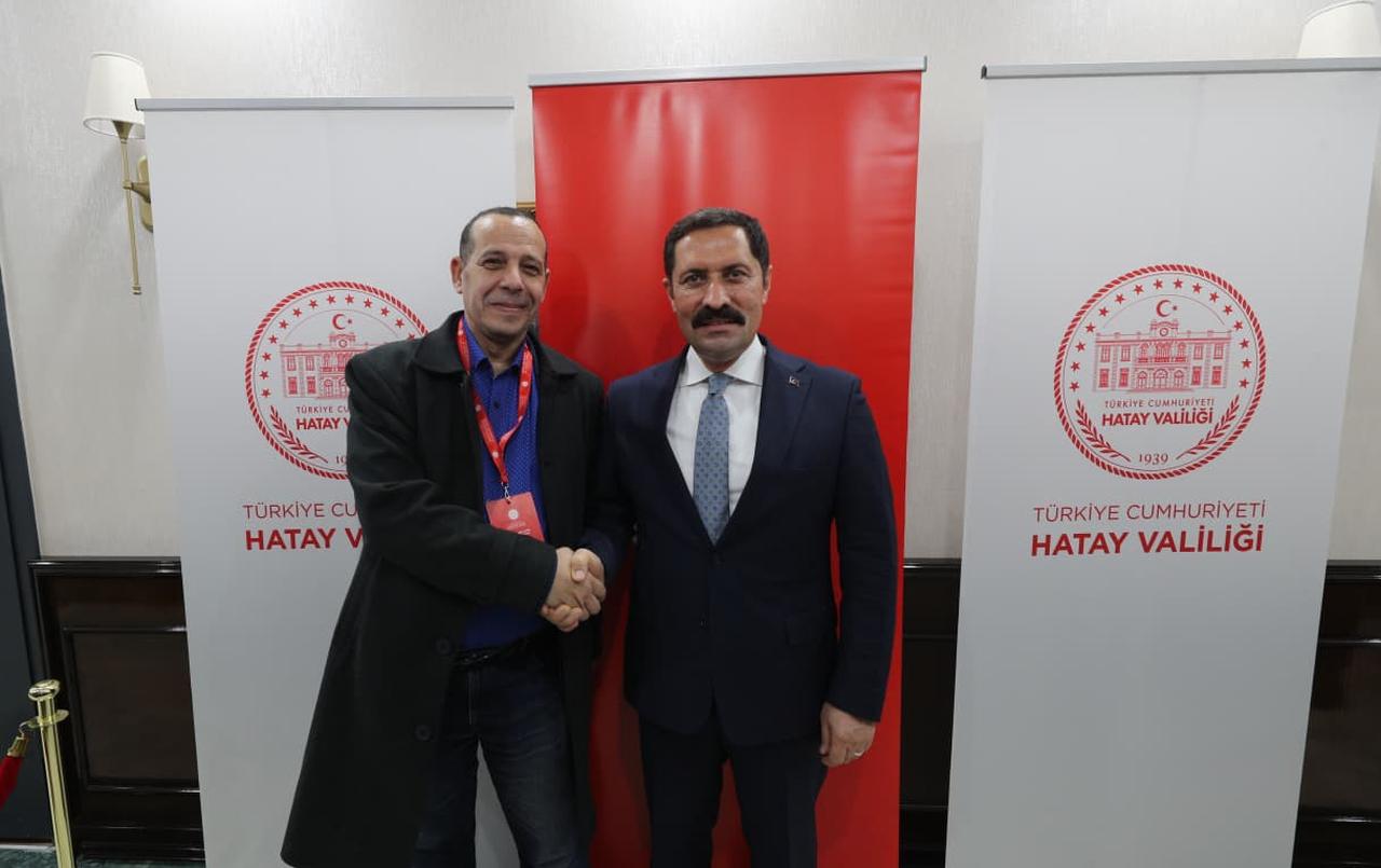 Hatay Governor Mustafa Masatli with Egyptian journalist Mohammed Tharwat at the meeting with international journalists in Hatay on February 4, 2026. (Türkiye Today Photo)