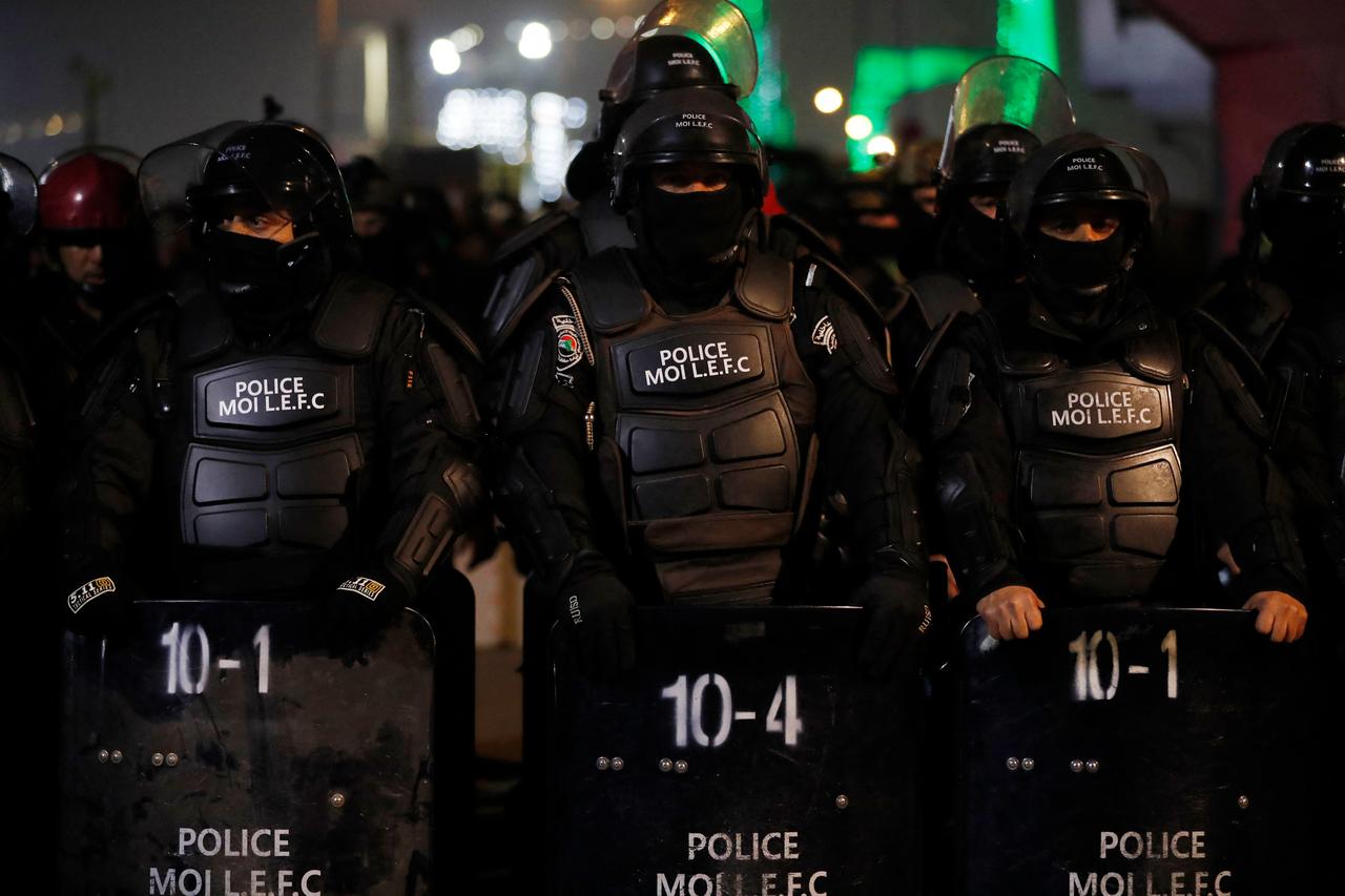 Iraqi riot police stand guard at the entrance to the Hanging Bridge, one of the entrances to the Green Zone, during a protest in Baghdad on January 28, 2026. (AFP Photo)
