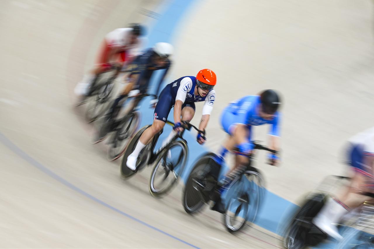 Athletes compete in madison race on the final day of the 2026 UEC Track Cycling European Championships at the Konya Olympic Velodrome in Konya, Türkiye, Feb. 5, 2026. (AA Photo)