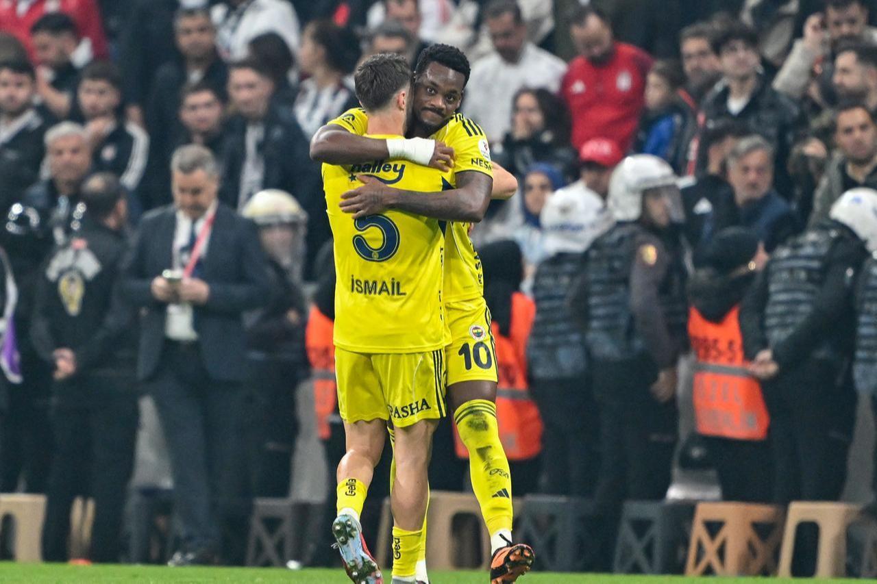 Jhon Duran (10) of Fenerbahce celebrates with his teammates after scoring a goal during the Turkish Super Lig week 11 football match between Besiktas and Fenerbahce at Tupras Stadium in Istanbul, Türkiye, Nov. 02, 2025. (AA Photo)