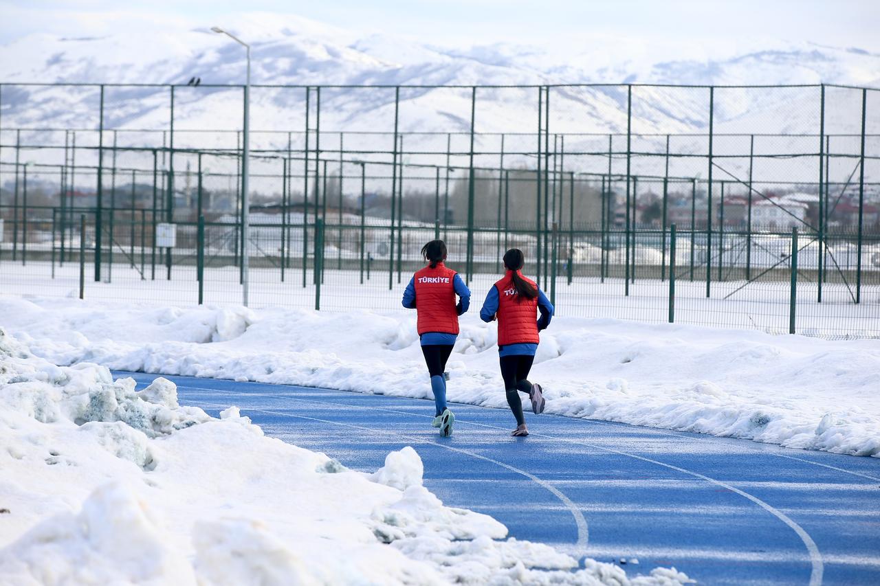 This photo shows Turkish national athlete Elif Akcicek running as she prepares for a medal from the European Clubs Cross Country Championships, Mus, Türkiye, accessed on Feb. 7, 2026. (AA Photo)