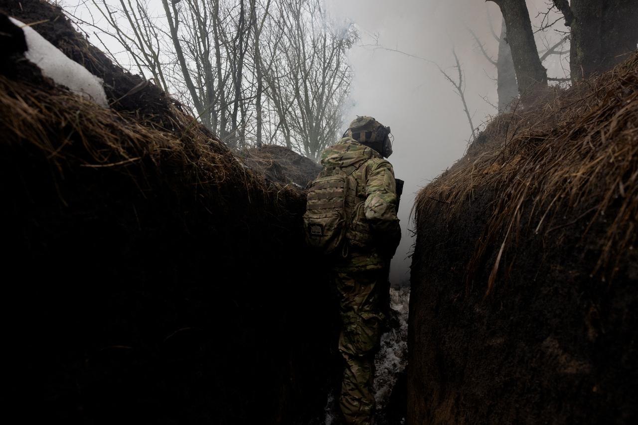 Ukrainian serviceman of the 33rd seperate assault regiment goes through the smoke during a training at an undisclosed location in Zaporizhzhia region, January 30, 2026. (AFP Photo)