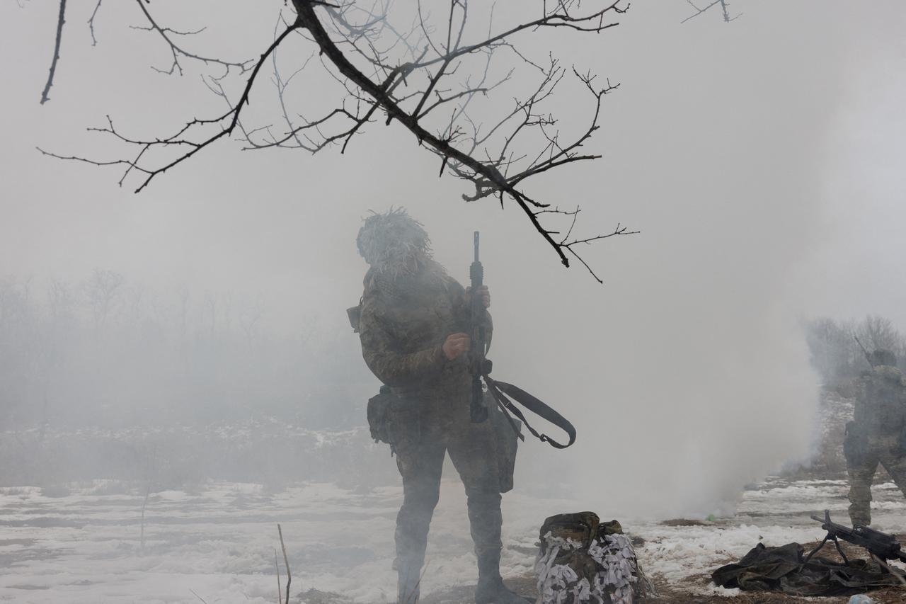 Ukrainian serviceman of the 33rd separate assault regiment loads his weapon during a training at an undisclosed location in Zaporizhzhia region, Jan. 30, 2026. (AFP Photo)