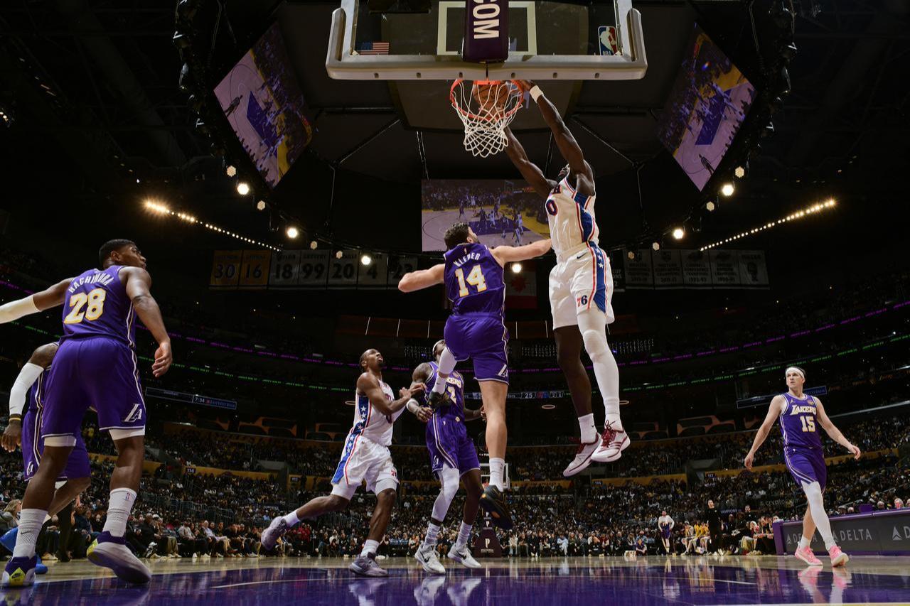 Adem Bona #30 of the Philadelphia 76ers drives to the basket during the game against the Los Angeles Lakers at Crypto.Com Arena in Los Angeles, California, February 5, 2026. (AFP Photo)
