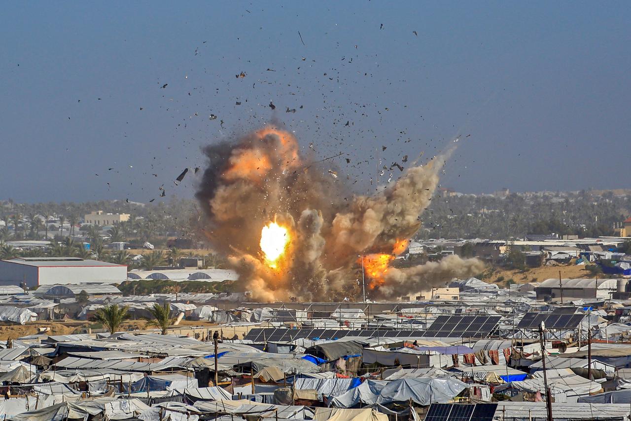 Smoke and fire rise from the Gath shelter, housing displaced Palestinians, after an Israeli air strike in the west of Khan Yunis, southern Gaza Strip, January 31, 2026. (AFP Photo)
