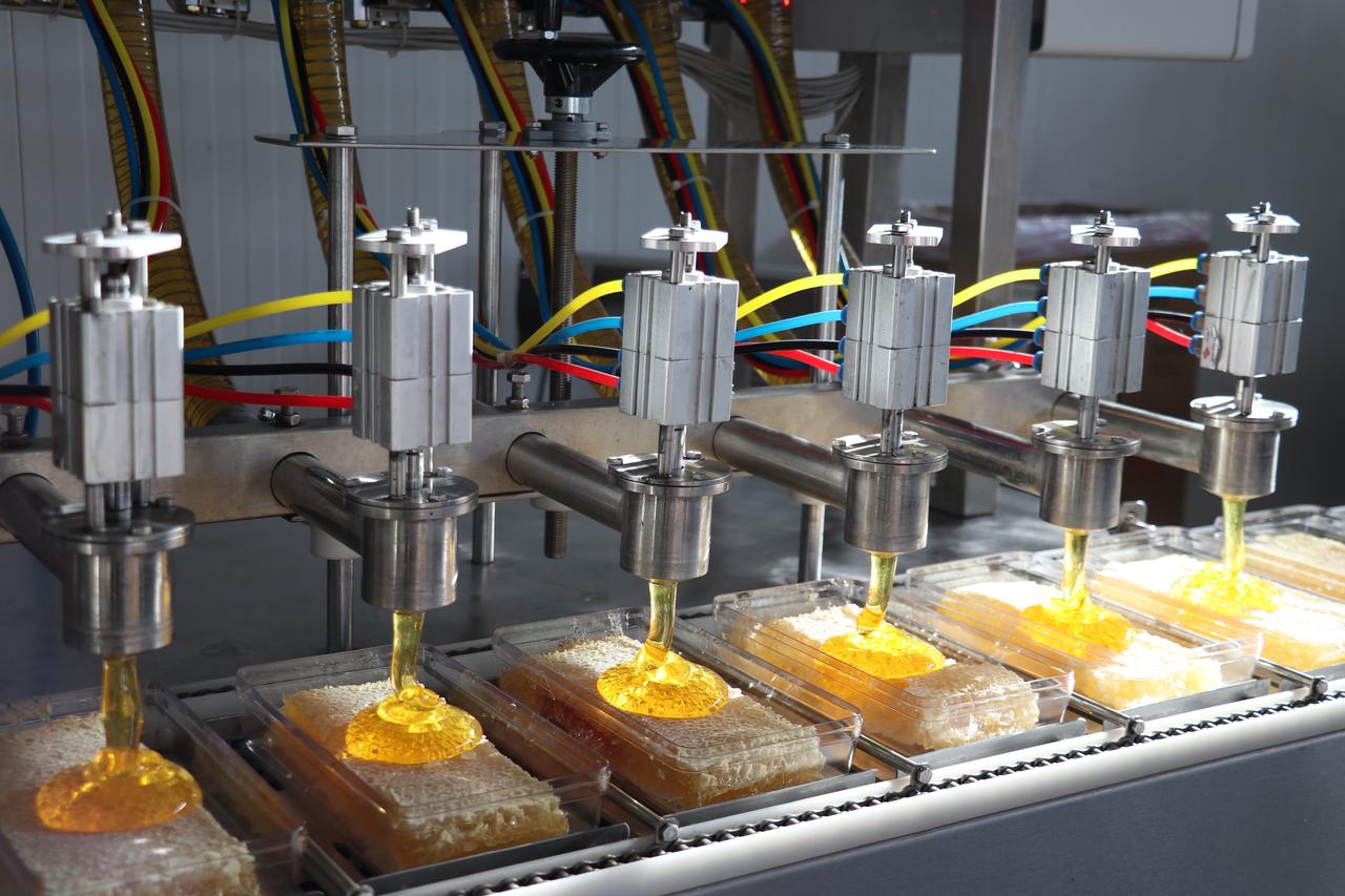 Honey is poured into plastic containers on an automated packaging line at a facility in Sivas, Türkiye, February 8, 2026 ( AA Photo)