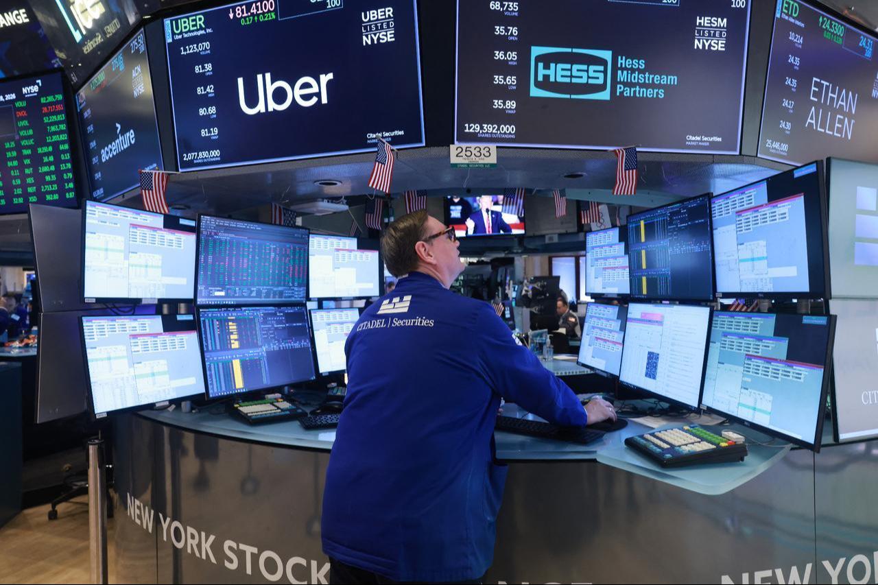 Traders work on the floor of the New York Stock Exchange (NYSE) in New York City, January 28, 2026. (AFP Photo)