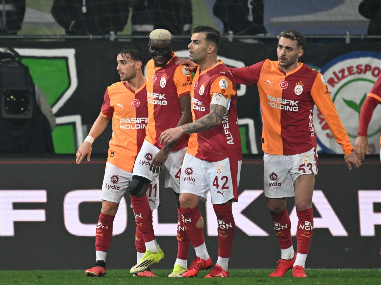 Galatasaray players celebrated a goal during the Turkish Super Lig Round 21 match against Caykur Rizespor at Caykur Didi Stadium in Rize, Türkiye, February 8, 2026. (AA Photo)
