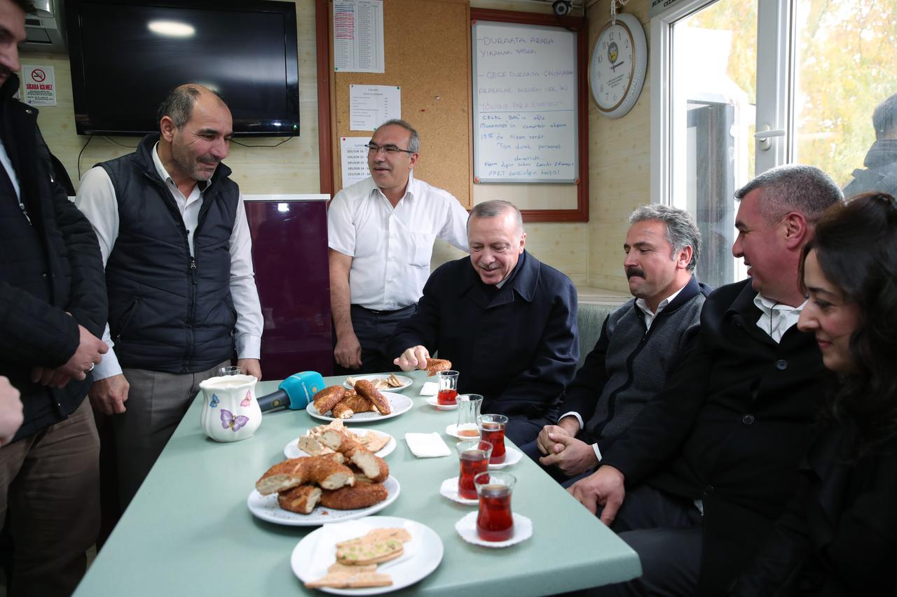 President Erdogan eats simit and drinks tea with taxi drivers during a visit to a taxi stand in Istanbul, Türkiye, Nov. 28, 2019. (IHA Photo)
