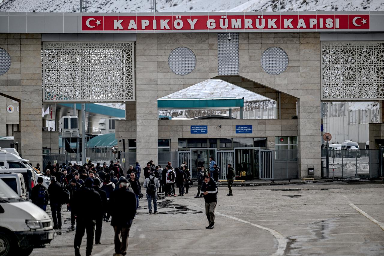Iranians arrive in Türkiye through the Razi-Kapikoy border crossing, north-eastern Türkiye in Van, on January 31, 2026. (AFP Photo)