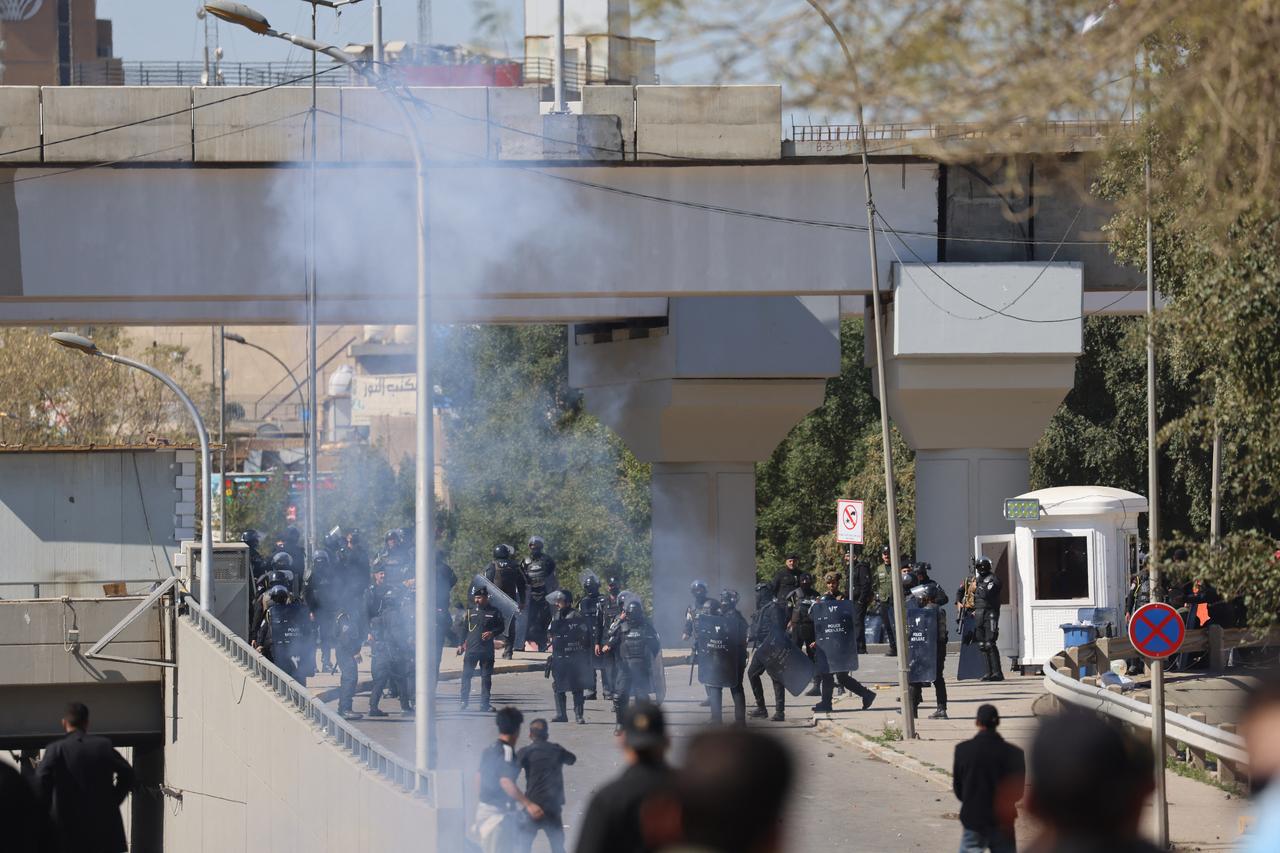 Protesters clash near US Embassy in Baghdad Image