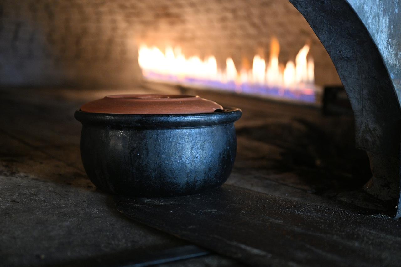 White beans simmer slowly in a clay pot over a wood fire. Nevsehir, Türkiye, March 1, 2026. (AA Photo)