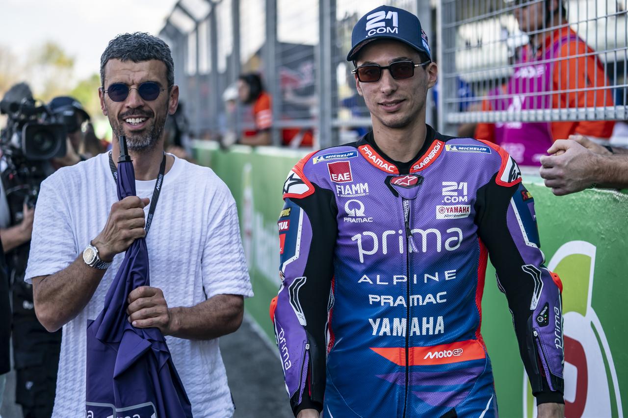 Five-time Supersport World Champion Kenan Sofuoglu, who also serves as National Teams Captain of the Turkish Motorcycle Federation, showed his support to Toprak Razgatlioglu ahead of the race. Thailand, March 1, 2026. (AA Photo)