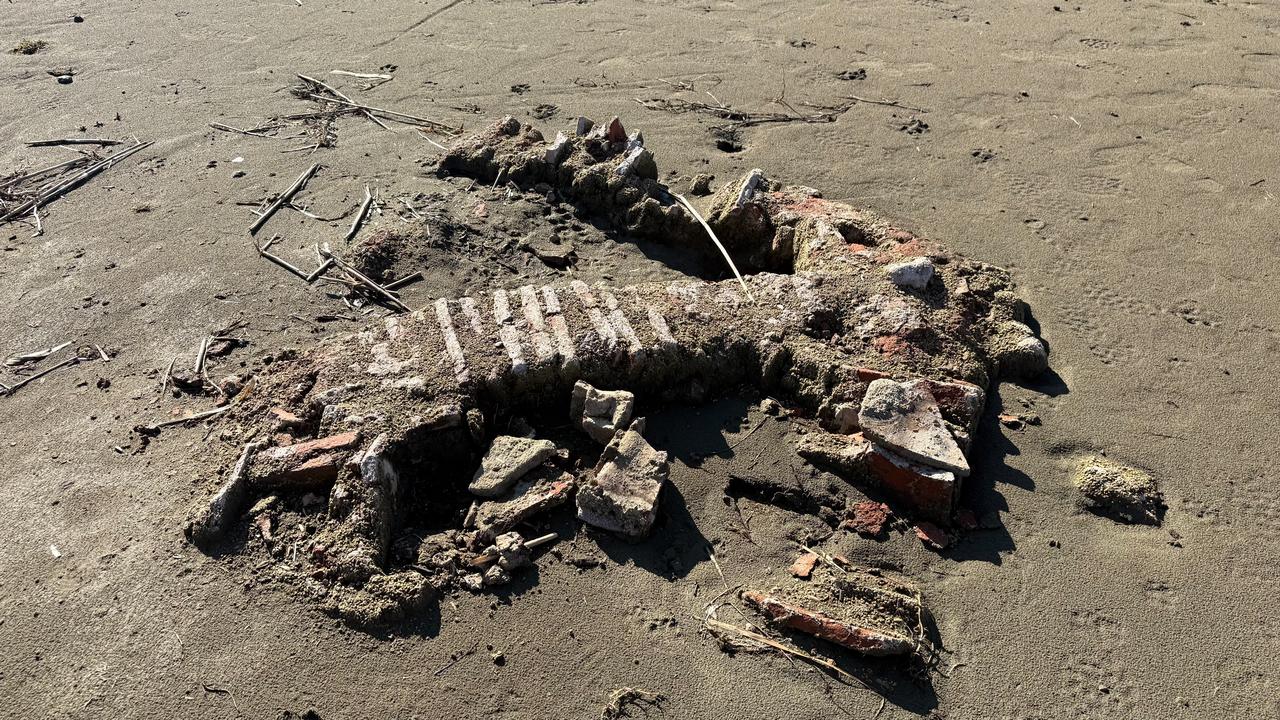 Brick and stone fragments believed to belong to an ancient lakeside structure appear on the shoreline of Lake Iznik following a drop in water levels in Bursa, Türkiye, March 7, 2026. (IHA Photo)