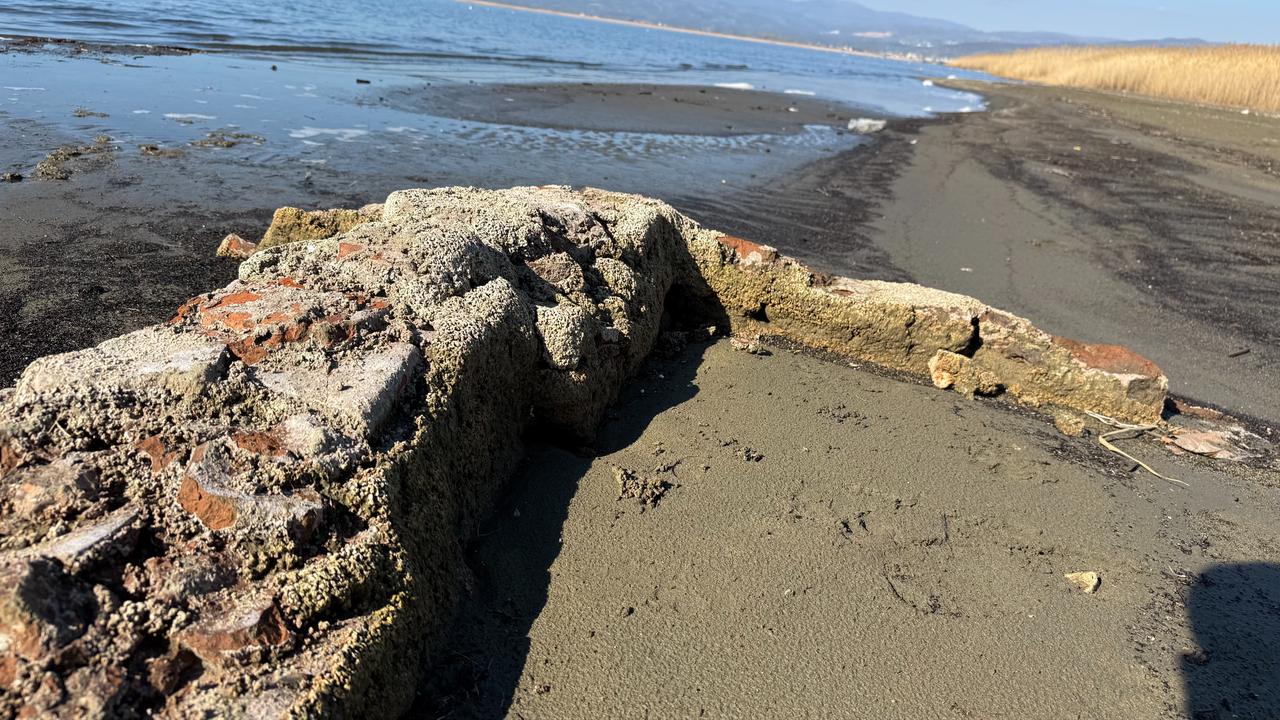 A partially exposed wall segment believed to be part of an ancient structure lies along the sandy shore of Lake Iznik as drought lowers the lake’s water level in Bursa, Türkiye, March 7, 2026. (IHA Photo)