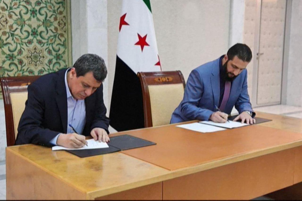 A SANA handout photo shows Syrian President Ahmed al-Sharaa and Mazloum Abdi, head of the YPG-dominated SDF, signing a deal to fold the Kurdish administration’s institutions into the national government in Damascus, Syria on March 10, 2025. (AFP Photo)