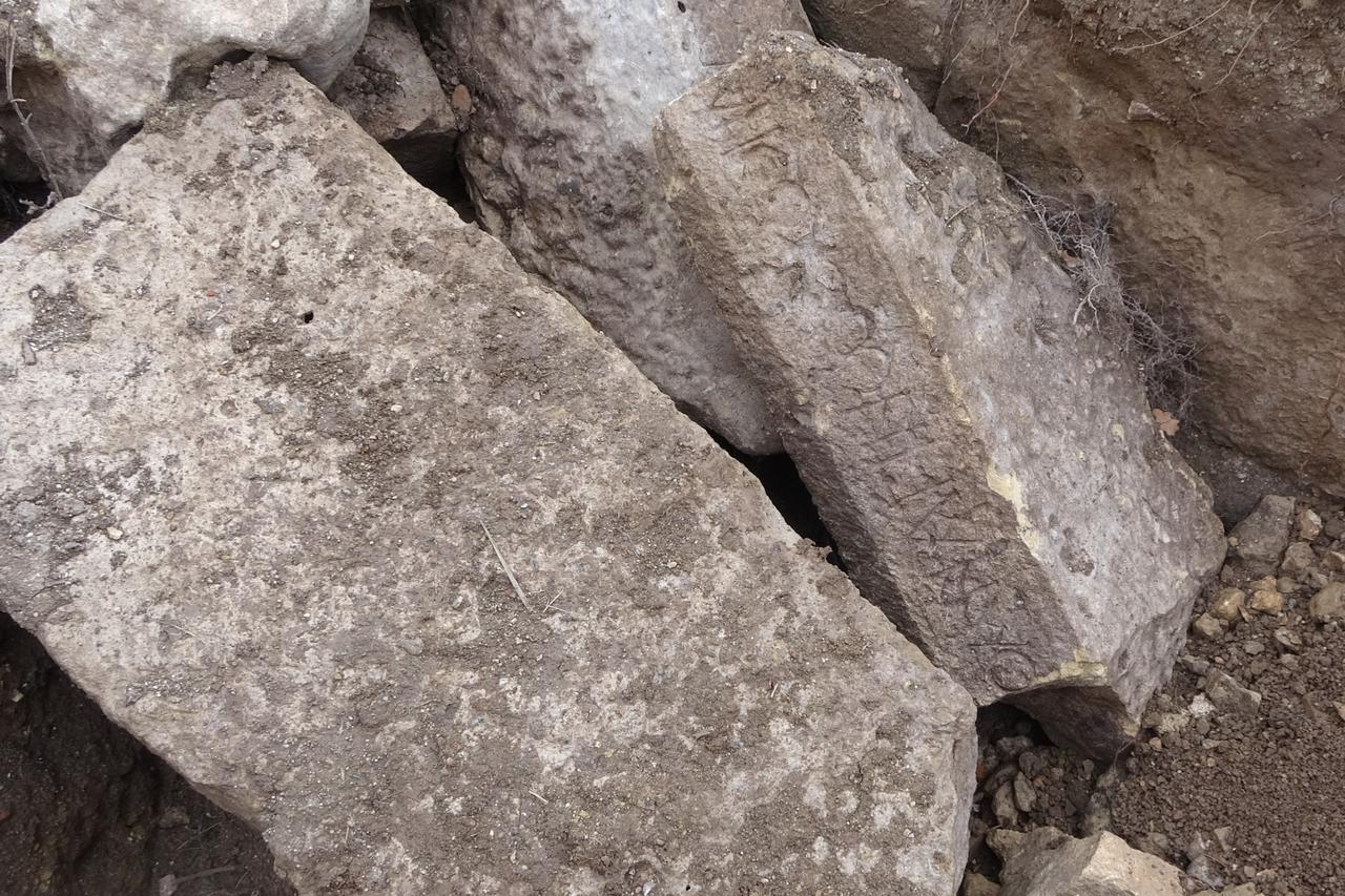 Roman ruins in Türkiye ravaged by illegal treasure hunters despite protection