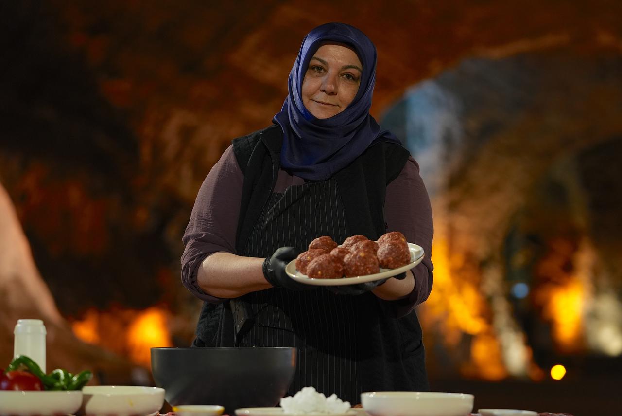 A cook presents raw tas kofte meatballs prepared from hand-pounded beef before cooking, in the Tuzluca district of Igdir, eastern Türkiye, March 10, 2026. (AA Photo)