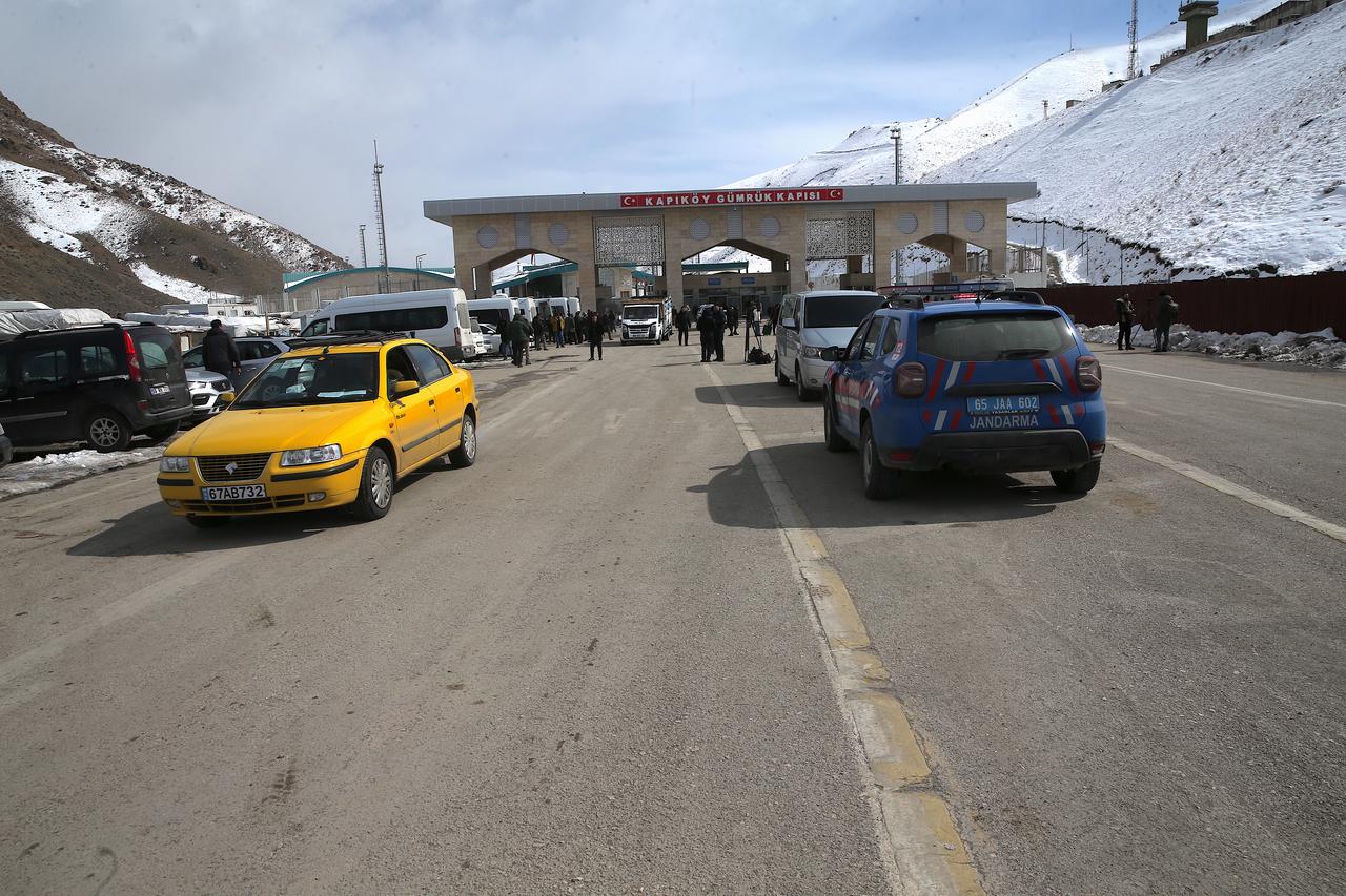 Vehicles line up near the Kapikoy Border Gate between Türkiye and Iran in Van province, eastern Türkiye, Mar. 2, 2026. (AA Photo)