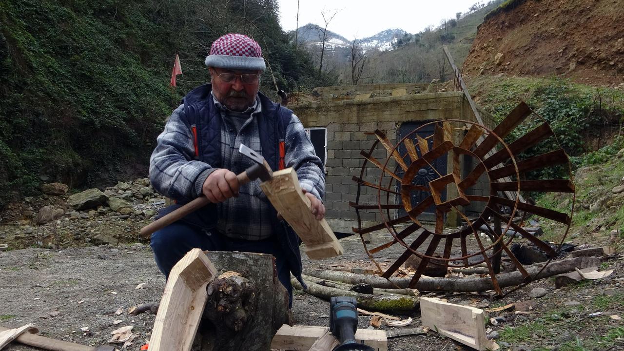 Yilmaz, returning to wooden wheels after metal ones quickly rusted, now makes wheels for mills in his village and neighboring communities. Giresun, Türkiye, March 10, 2026. (IHA Photo)