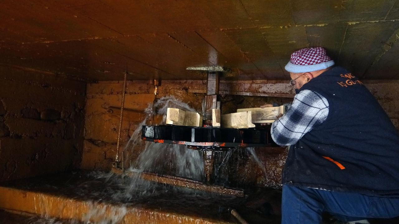 Craftsman Yasar Yilmaz restores a water mill with a new wooden wheel. Giresun, Türkiye, March 10, 2026. (IHA Photo)
