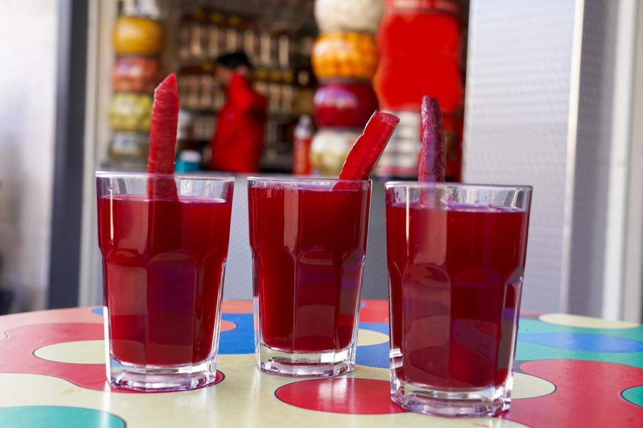 Glasses of salgam are served with pickled carrot sticks at a street stall in Adana, Türkiye, accessed on March 12, 2026. (Adobe Stock Photo)
