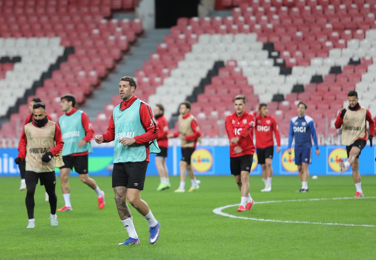 Players of Rayo Vallecano attend a training session ahead of the UEFA Conference League round of 16 first leg match between Samsunspor and Rayo Vallecano in Samsun, Türkiye, March 11, 2026. (AA Photo)