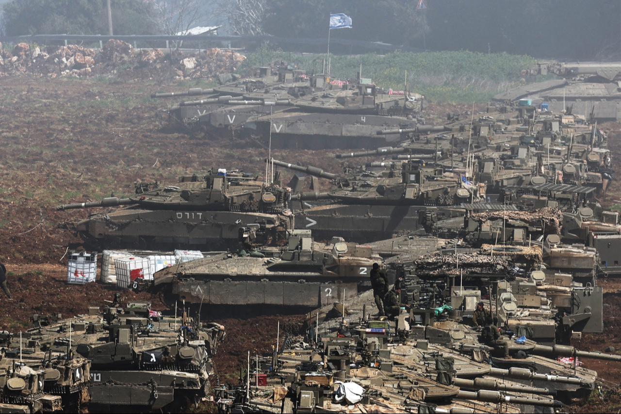 Israeli tanks gather at a staging area in the north along the Israel-Lebanon border on March 8, 2026. (AFP Photo)