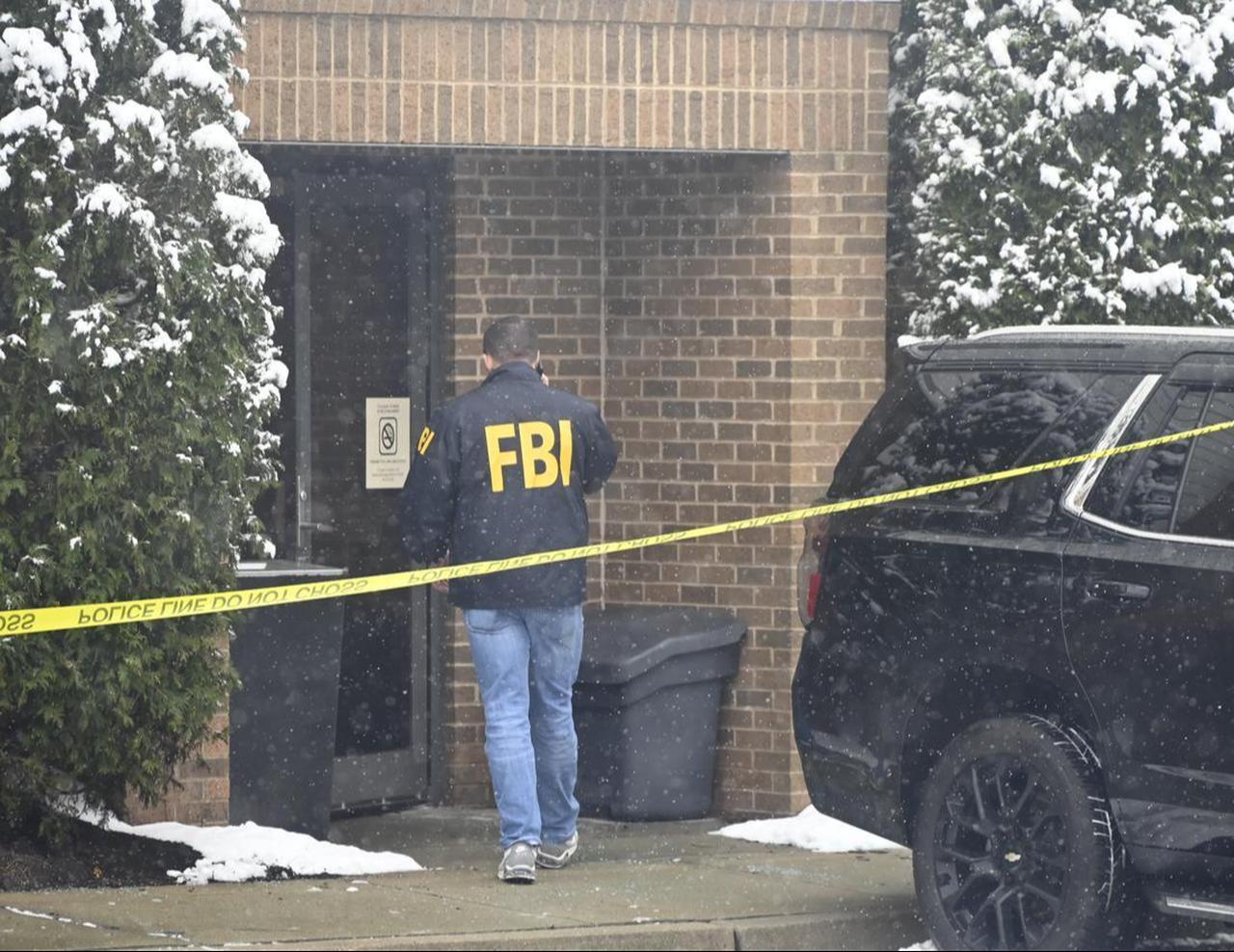 FBI agents and law enforcement officials canvass the scene for clues where the suspect in the Brown University shooting was arrested at Hampton Inn Coventry Warwick in Coventry, R.I., Dec. 14, 2025. (AA Photo)
