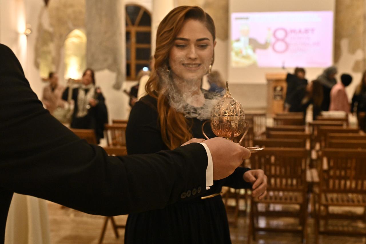 As part of the event, the traditional buhur scent, prepared by boiling rose water and various aromatic herbs, was presented to guests within the historic venue’s atmosphere. Isparta, Türkiye, March 12, 2026. (AA Photo)