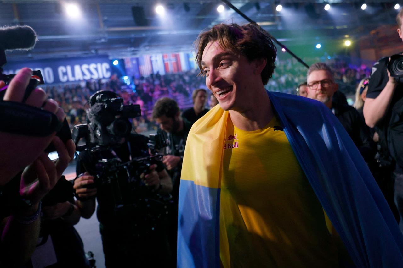 Armand Duplantis breaks pole vault world record for 15th time, clears 6.31 meter jump