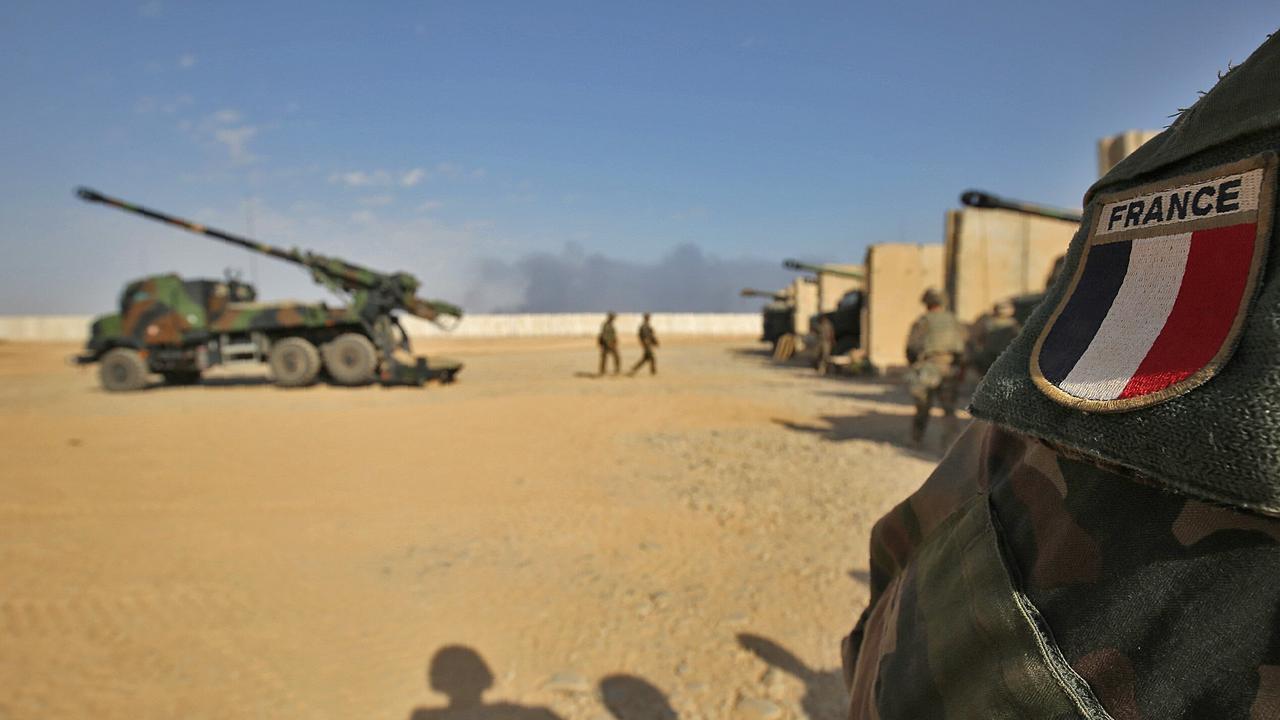 A file picture shows French soldiers from the Wagram Task Force next to a unit of CAESAR, a French self-propelled 155 mm howitzer, north of Mosul on July 13, 2017. (AFP Photo)