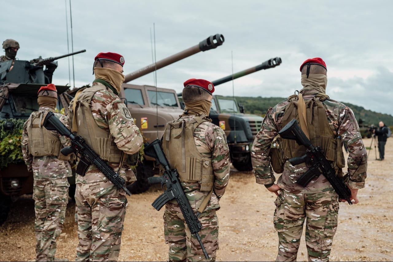 Soldiers stand next to CAESAR self-propelled howitzers during maneuvers in south-eastern France on October 20, 2025. (AFP Photo)