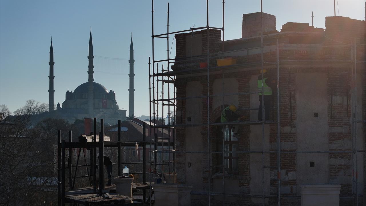 Restoration teams work on the upper section of the Macedonian Tower in Edirne, northwestern Türkiye, March 13, 2026. (AA Photo)