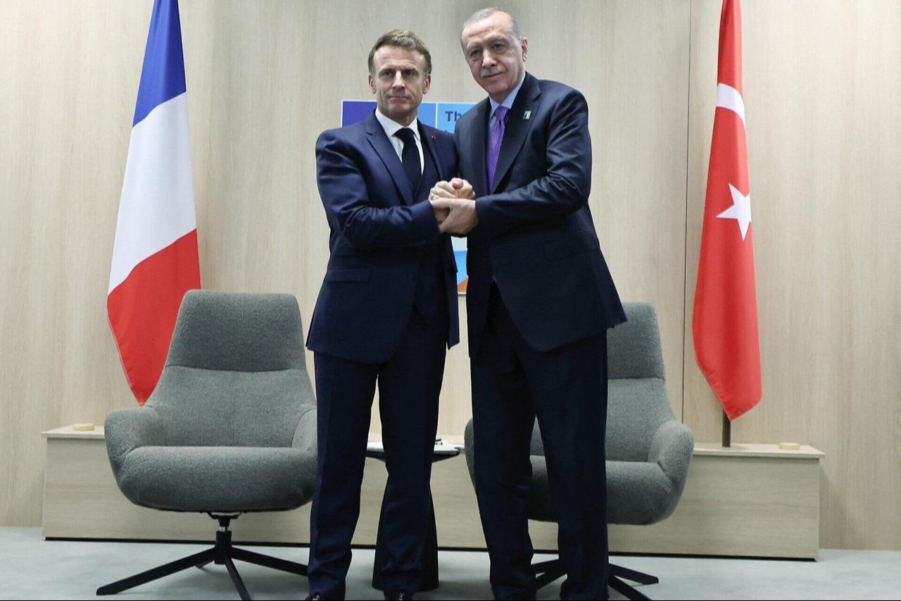 France's President Emmanuel Macron (L) shaking hands with President Recep Tayyip Erdogan during their meeting on sidelines of the NATO summit in The Hague, Netherlands, June 25, 2025. (Photo via Turkish Presidential Press Service)