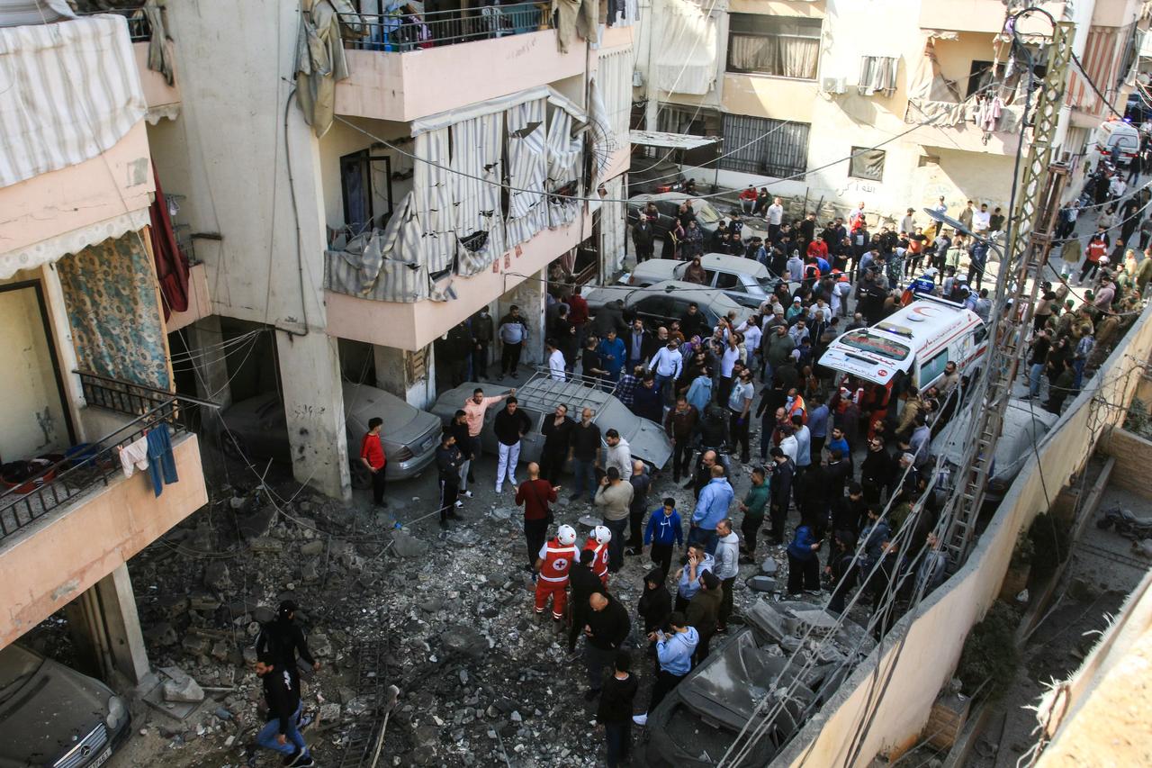 First aid responders evacuated the wounded from the site of an Israeli airstrike that targeted a neighborhood in the town of Mieh Mieh, some five kilometers east of the southern Lebanese city of Sidon, March 13, 2026. (AFP Photo)