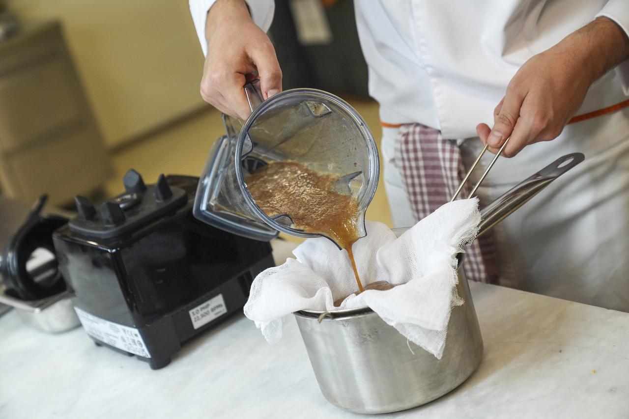 Strained date syrup provides a natural flavor profile that enhances both aroma and texture. Izmir, Türkiye, March 12, 2026. (AA Photo)
