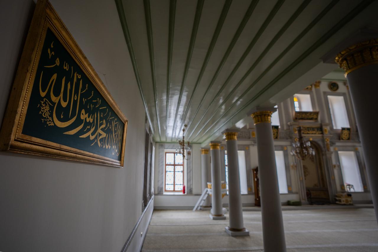 A view from inside the Emirgan Hamid-i Evvel Mosque, known as one of the historic “waterside mosques” along the Bosphorus. Istanbul, Türkiye, March 14, 2026. (AA Photo)